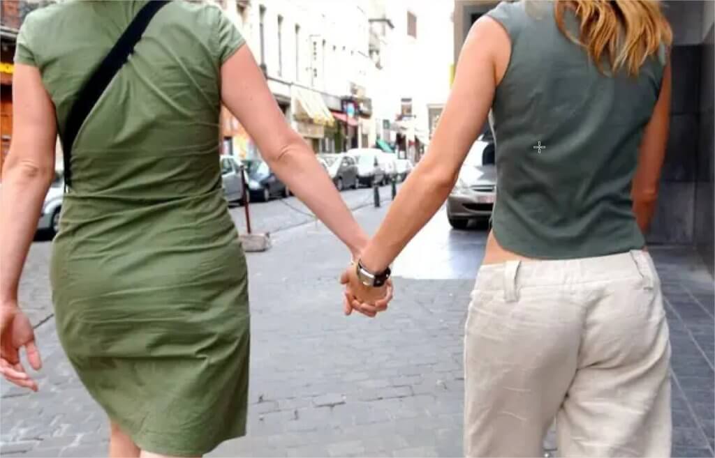 Couple PLGBT se tenant la main dans la rue